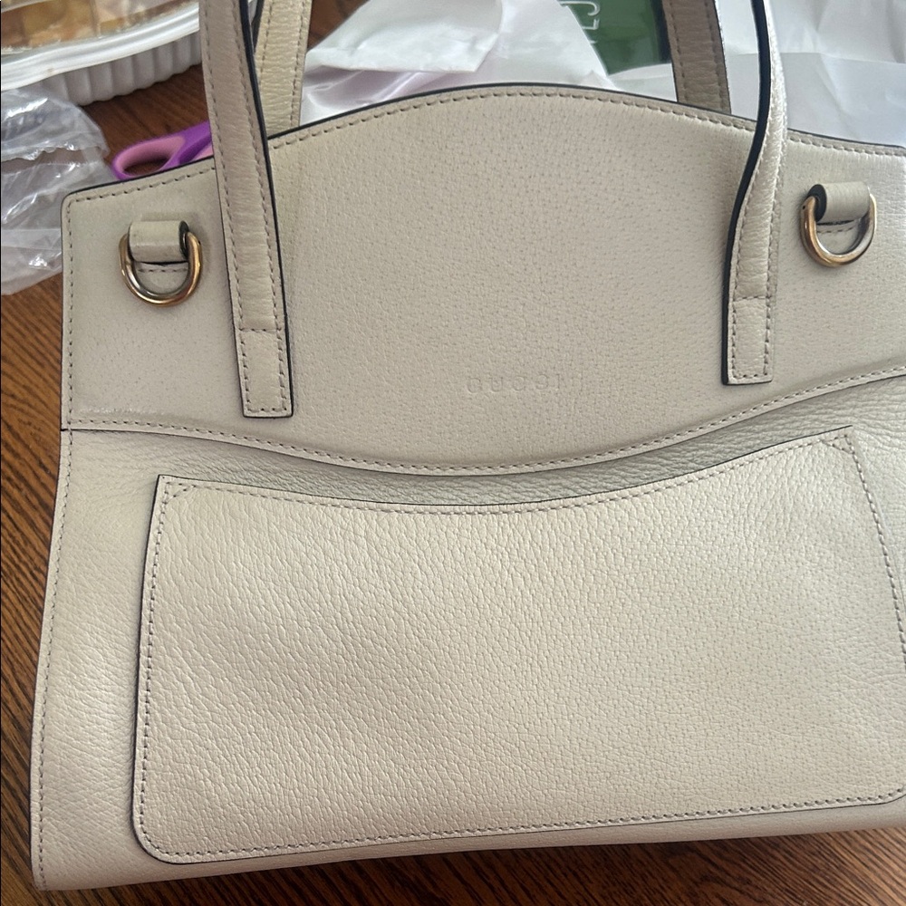 Gucci Elegant Cream Handbag with Butterfly Accent and Gucci Strap - Picture 9 of 12